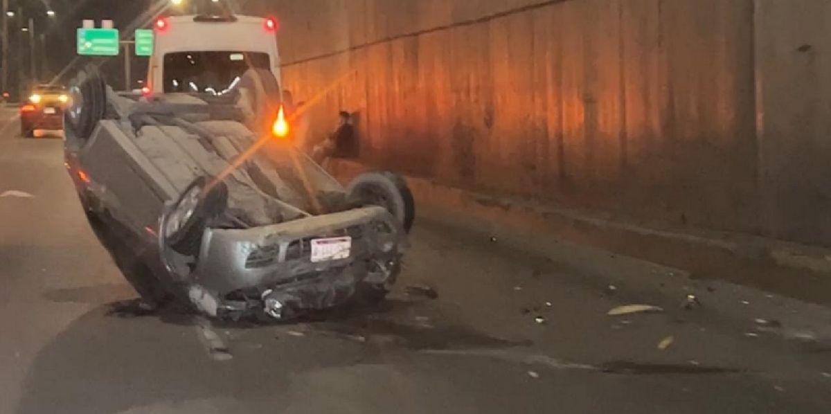 Vuelca por ir a exceso de velocidad