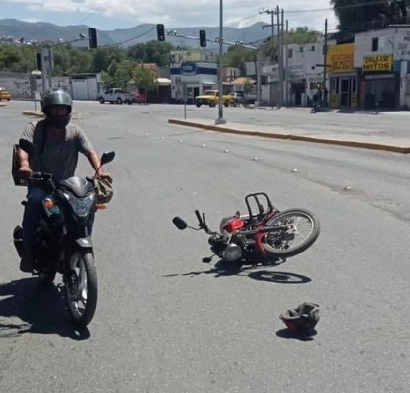 Embiste a motociclista lo deja lesionado