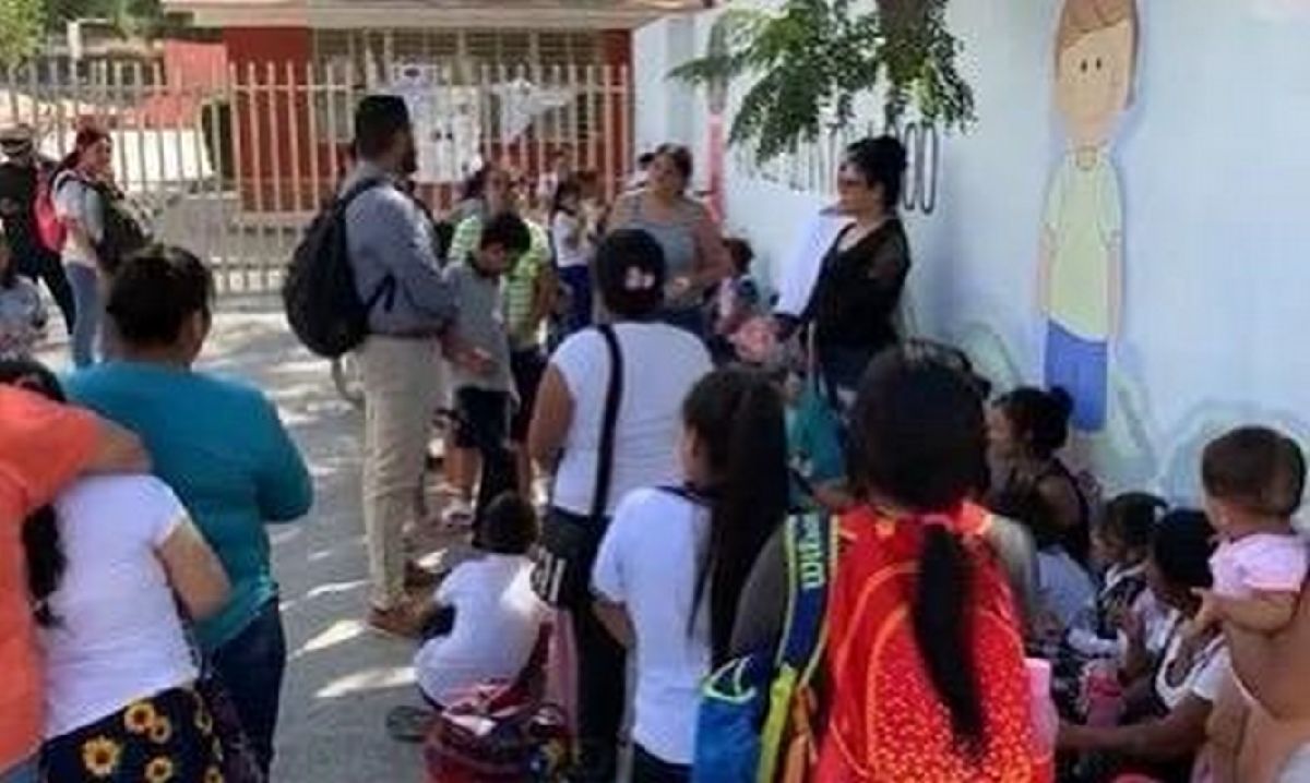 Padres de familia, hartos de robos toman instalaciones de la escuela Leona Vicario