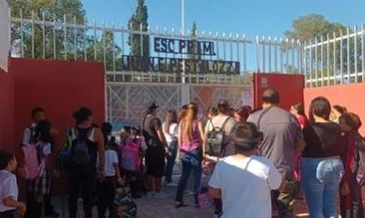Padres de familia cierran escuela y toman vialidades