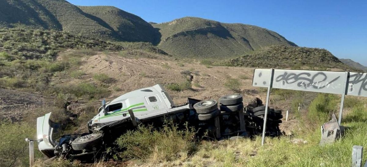 Tráiler cargado de vísceras animales vuelca en la Torreón Saltillo.