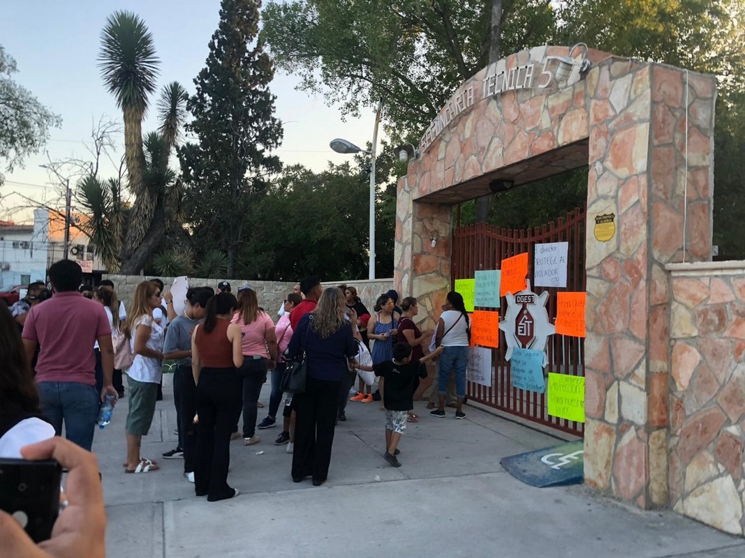 Realizan madres de familia manifestación frente a la Técnica 5