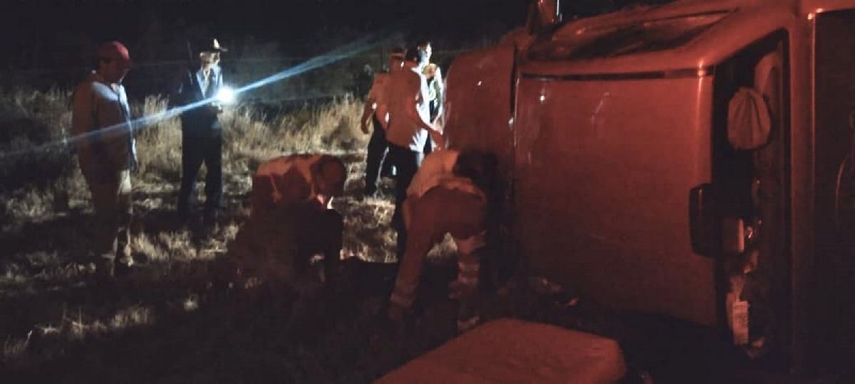 Mujer lesionada en volcadura en la carretera 57