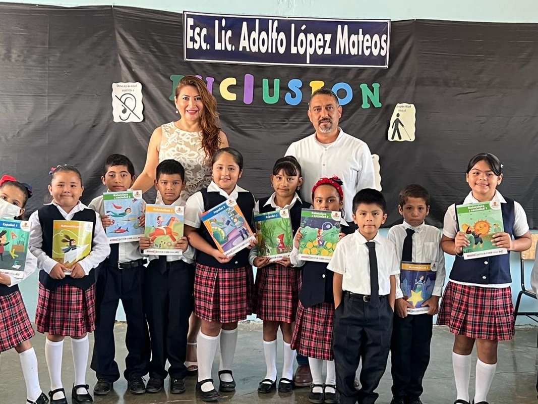 Estudiantes de primaria recibieron hoy los libros de texto; a partir del miércoles en secundarias