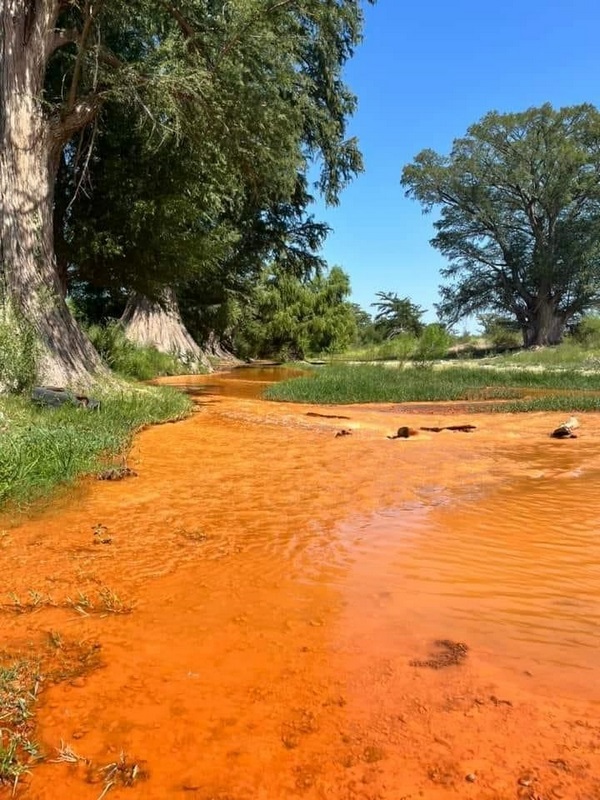 Agua con alcaparrosa en río Sabinas; color naranja intenso asusta a vecinos