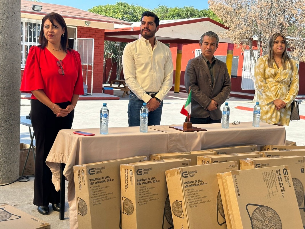 Fortalece Arteaga educación con donación de ventiladores a primaria Andrés S. Viesca