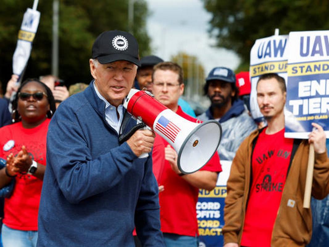 Joe Biden en la protesta de la UAW en Michigan