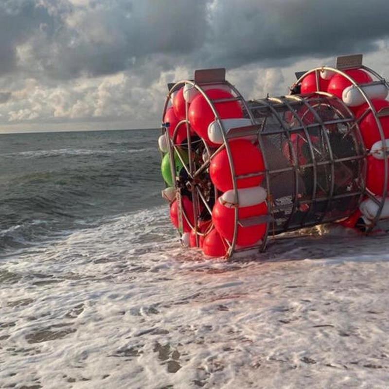Arrestan a hombre que intentó cruzar el océano Atlántico en una rueda de hámster gigante