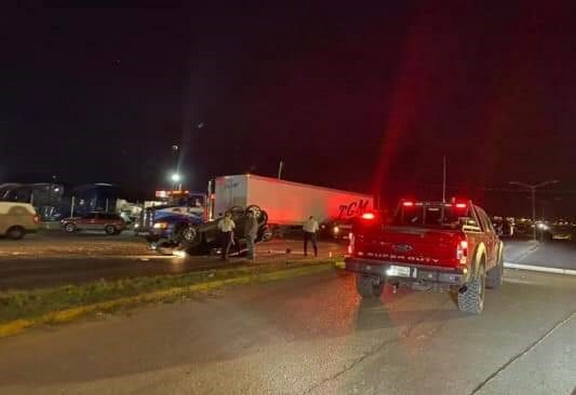 Conductor vuelca en el bulevar Carranza