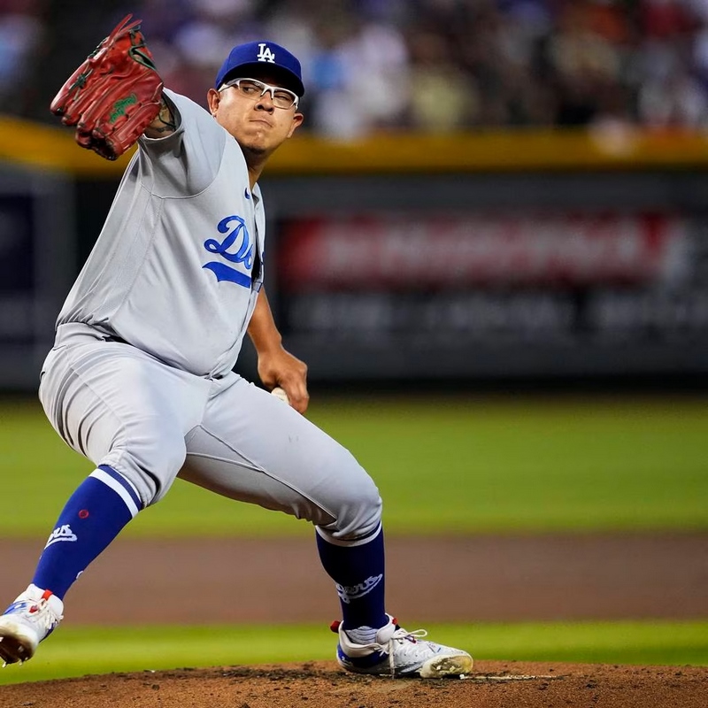 Julio Urías fue arrestado por violencia doméstica