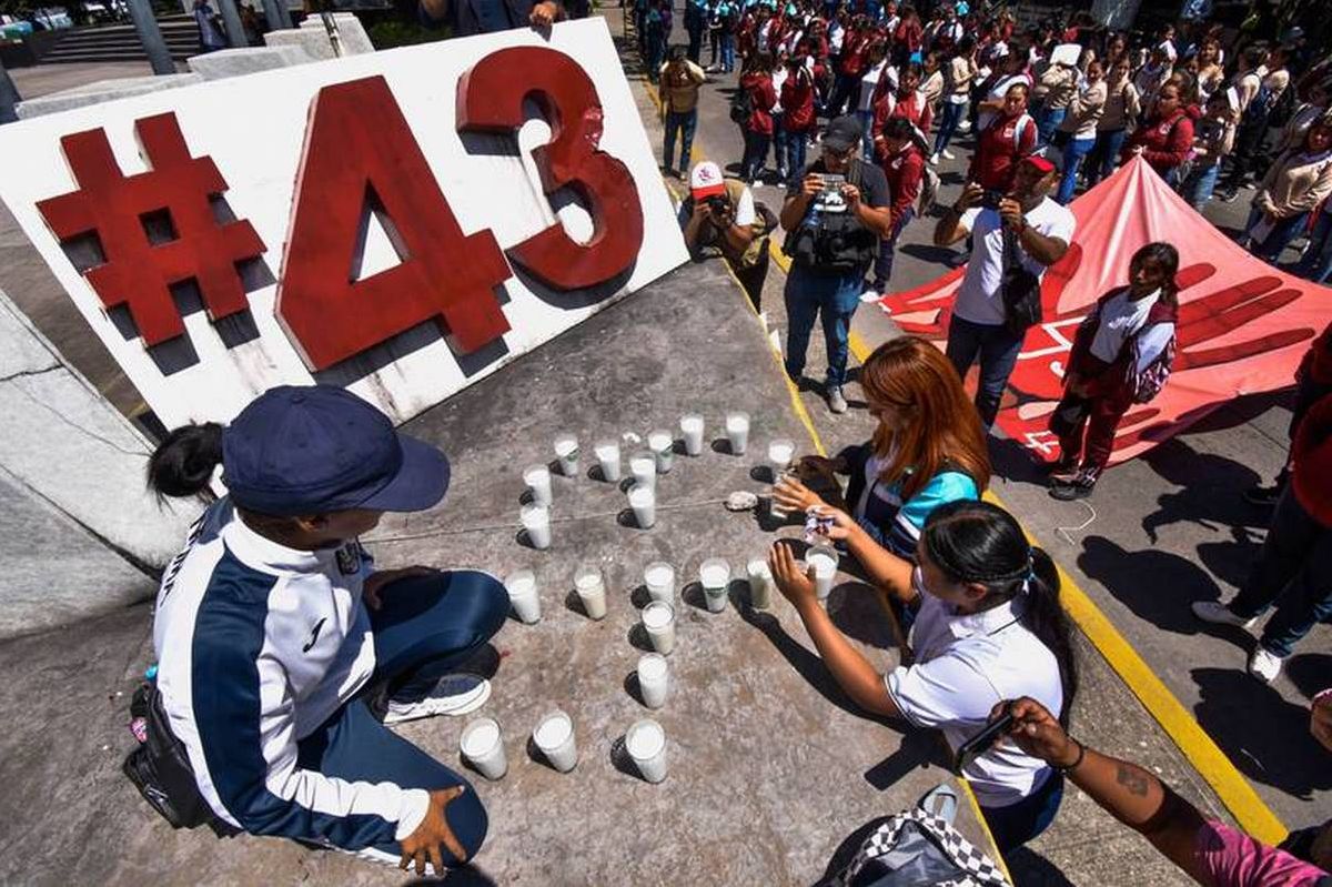 Marcha por 9 años de Ayotzinapa avanza con detonaciones de petardos y daños a comercios