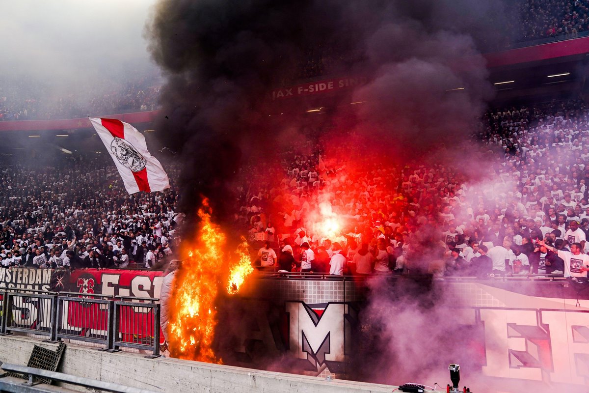 Duelo Ajax-Feyenoord se volvió un caos y así se suspendió