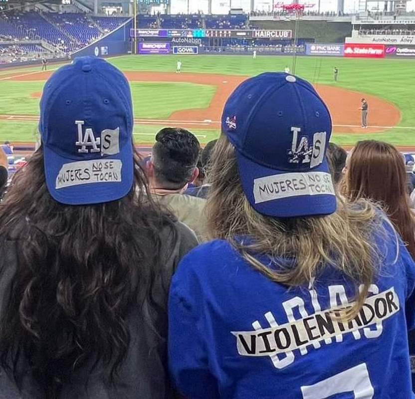 ¡Se acabó el amor por Julio Urías! Aficionados borran su nombre de los jerseys