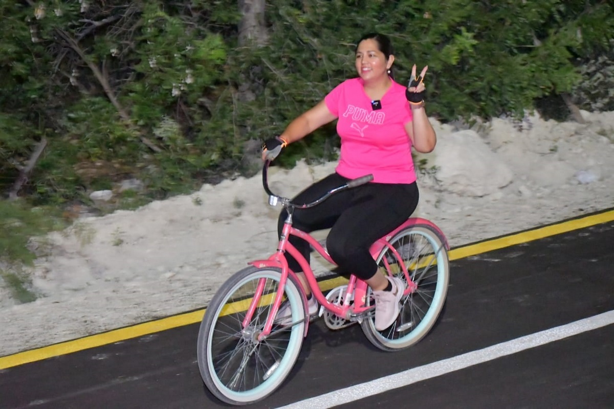 Entrega Pili Valenzuela ciclo vía poniente en Nava
