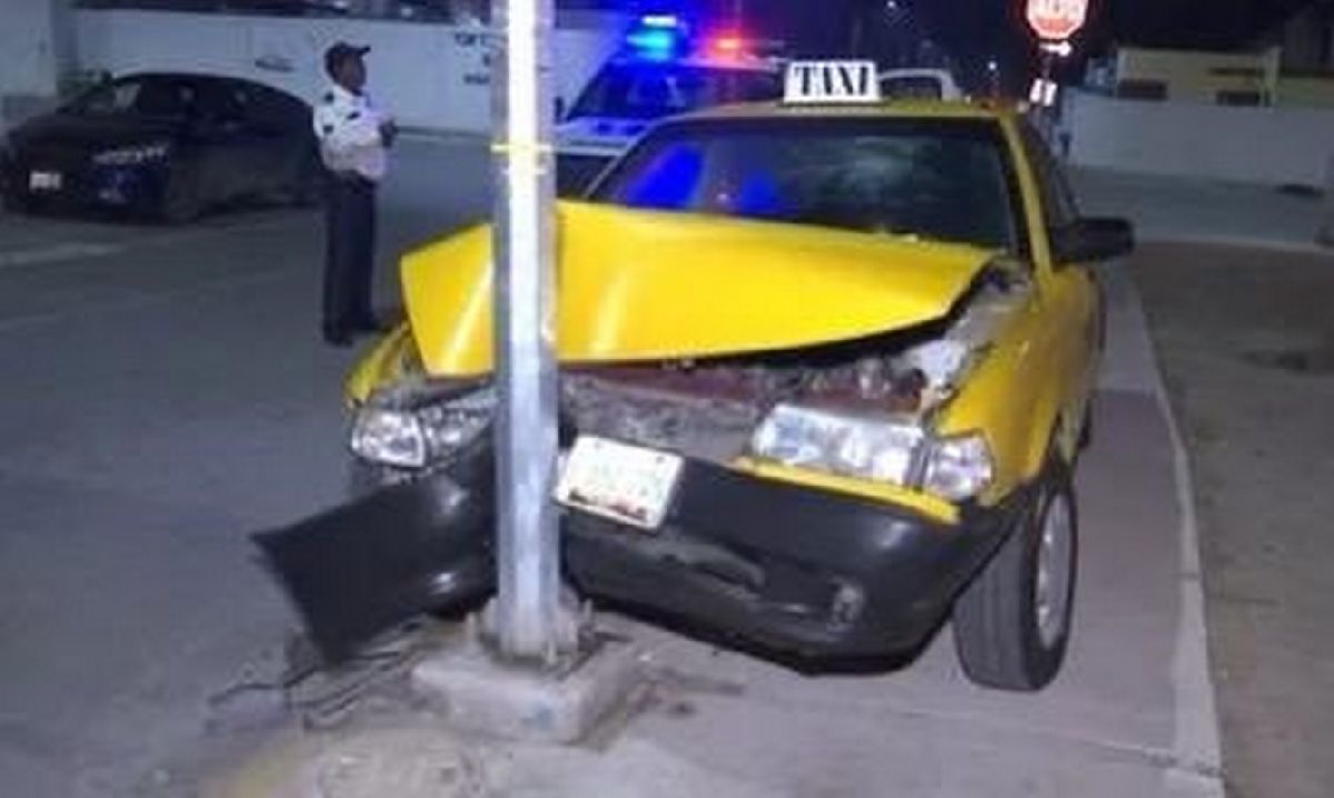 Taxista ebrio se impacta en luminaria