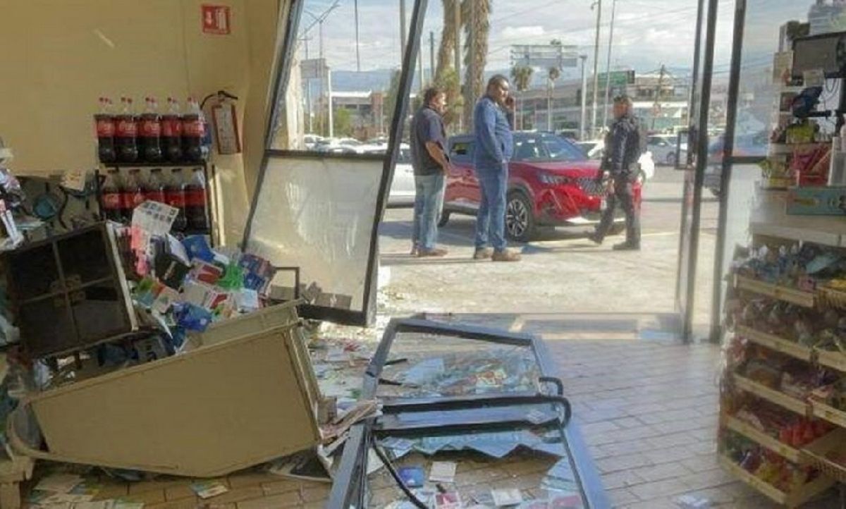 Mujer que entró a tienda de conveniencia con todo y auto, se niega a pagar daños