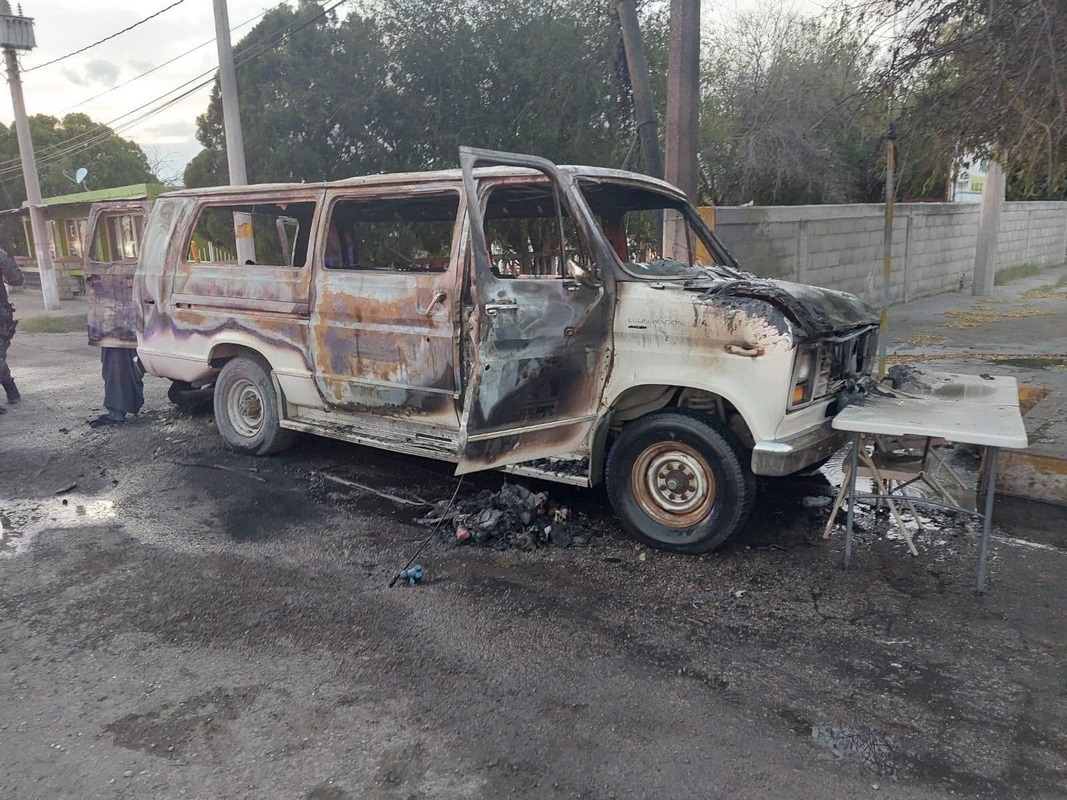 Se quema Van en la antigua garita del km 53