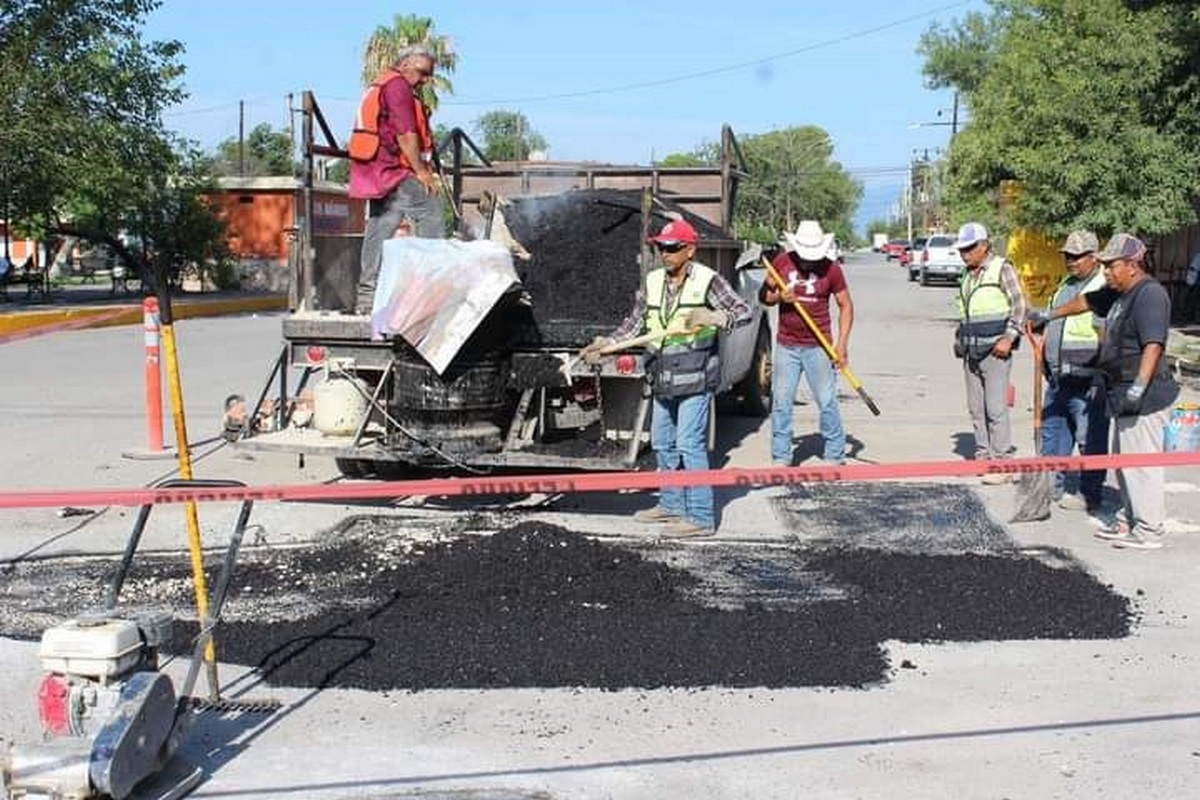 Bachean calles principales de las comunidades en Múzquiz