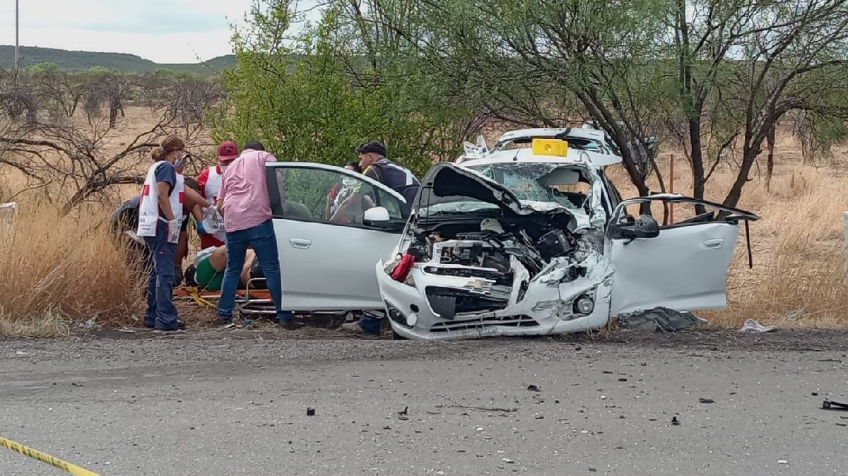 MUJER PROVOCA FUERTE CHOQUE EN CARRETERA ESTATAL; HAY CUATRO LESIONADOS