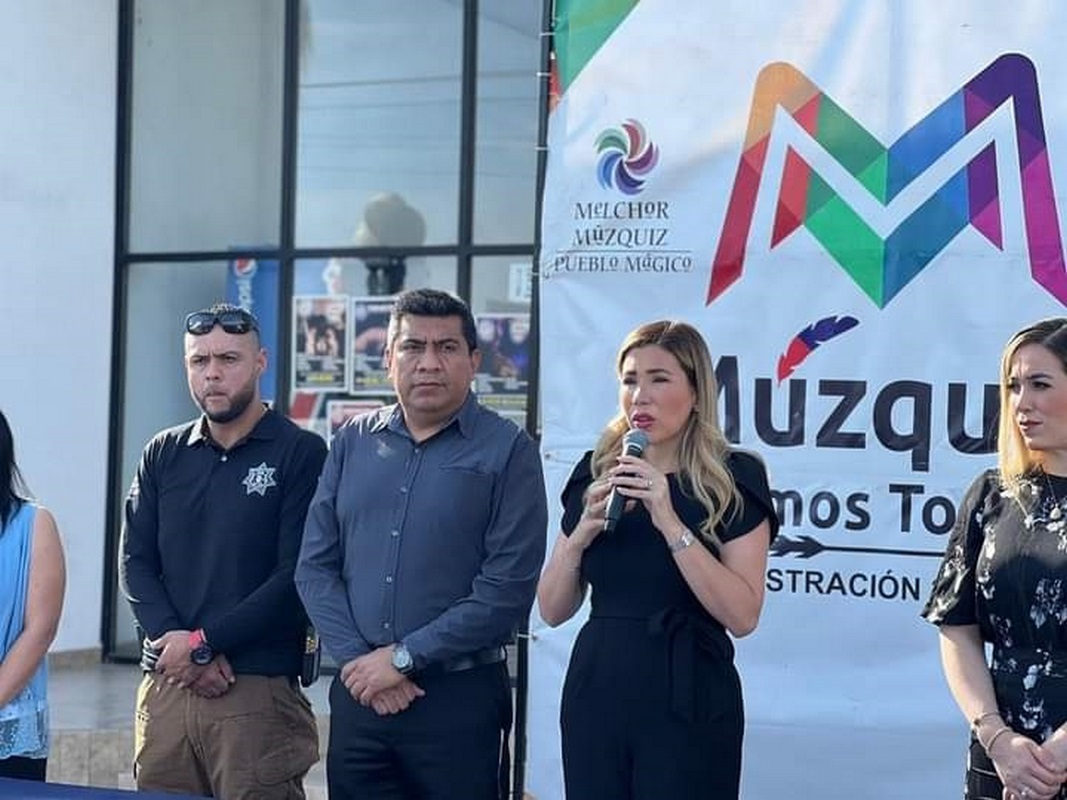 Entrega Tania Flores uniformes y equipo a elementos de Seguridad Pública; prioridad en su administración