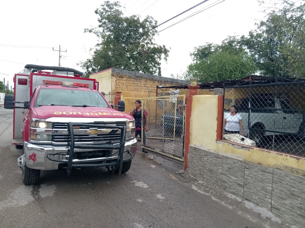 Atienden PC y Bomberos reporte ciudadano de cables de luz y mufa haciendo corto