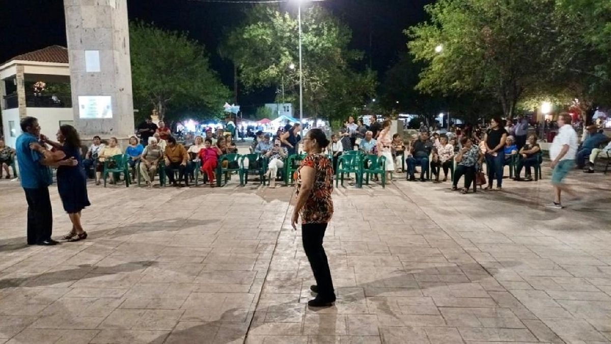 En Sabinas los domingos de danzón permiten convivencia familiar