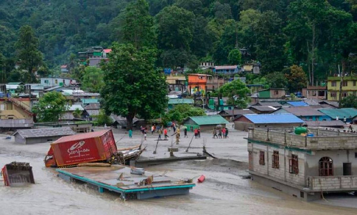 Inundaciones repentinas dejan 14 muertos y 100 desaparecidos en noreste de India