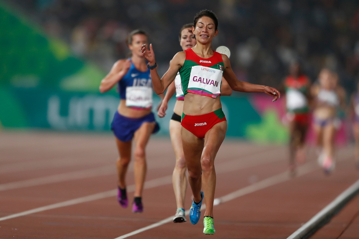 Laura Galván se pintó de plata, la fondista subió al podio en los 10,000 metros