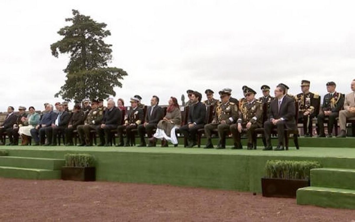 Salvador Cienfuegos es condecorado por AMLO durante el Bicentenario del Heroico Colegio Militar