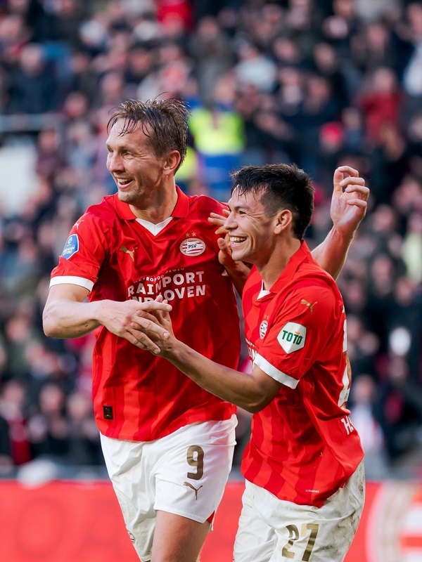 PSV golea 5-2 al Ajax en el Clásico de la Eredivisie con triplete de Chucky