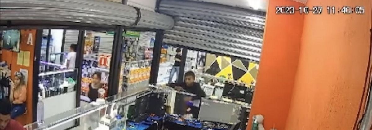 Roban celulares en aparador de la tecnología