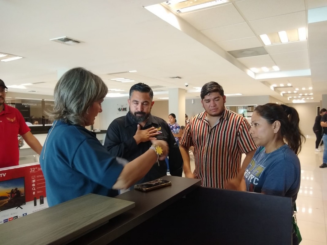 Pide apoyó madre de joven aplastado por toro