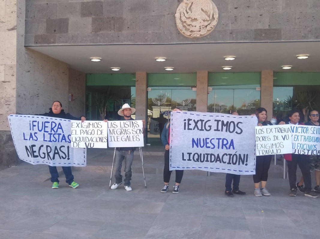 Realizan manifestación ex trabajadores de VU