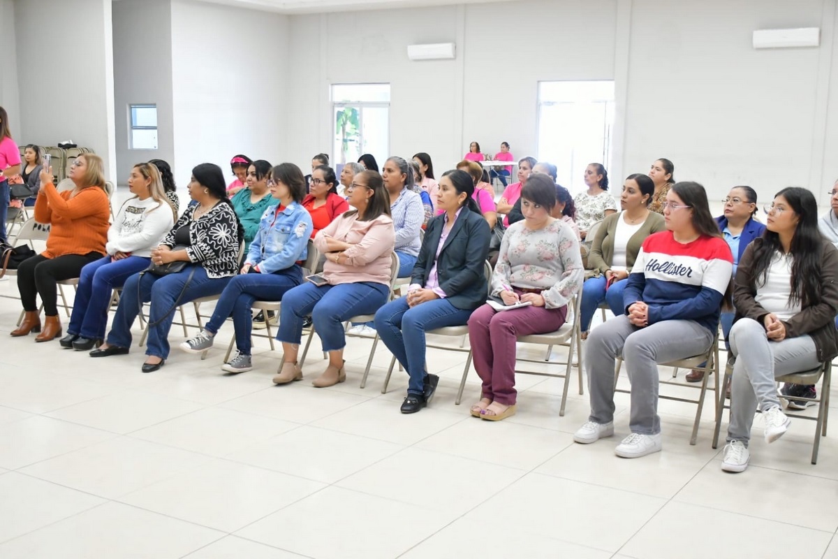 Imparten conferencia sobre Cáncer de mama en Nava