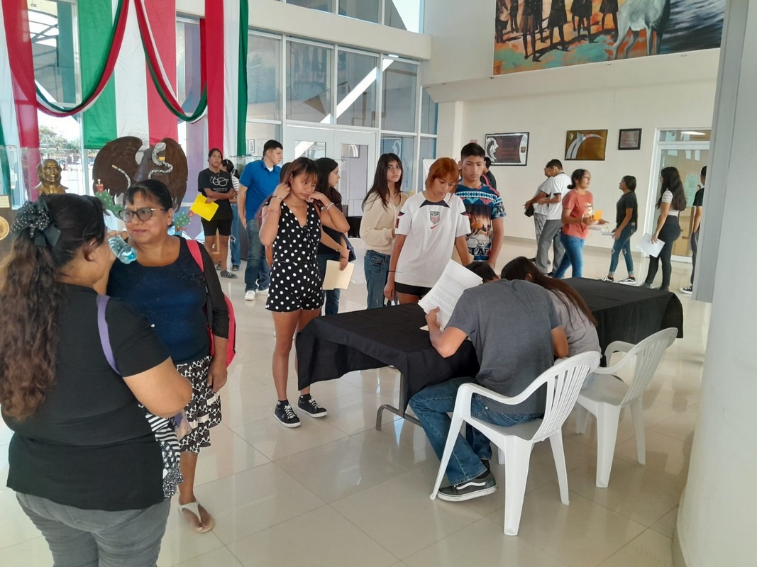 Entregan Becas “Porque quiero ser mejor”