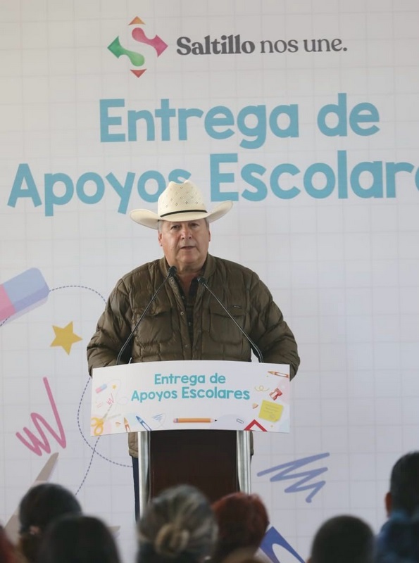 Entrega Chema Fraustro apoyos estudiantiles en ejidos