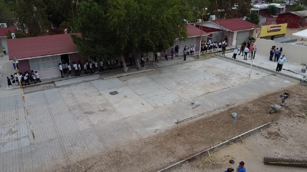 Inician trabajos de rehabilitación de explanada en la primaria Humberto Gómez Martínez