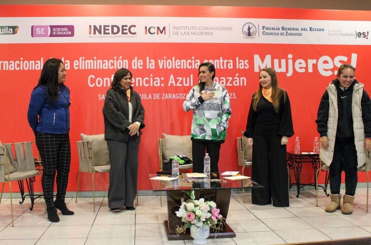 IMPARTE CONFERENCIA AZUL ALMAZÁN A MUJERES DE COAHUILA