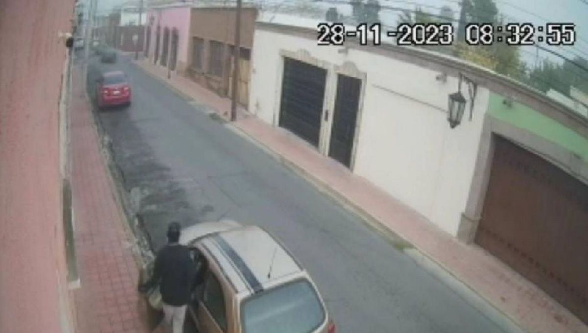 Video capta a ladrón robando en pleno centro y de día en Saltillo