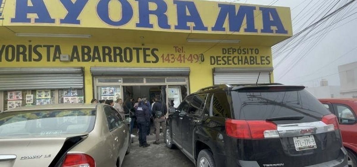 50 Niña queda prensada entre vehículo y muro