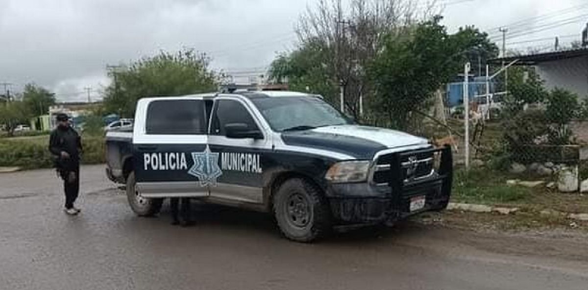 MUJER SE PASA EL ALTO E IMPACTA A MOTOCICLISTAS