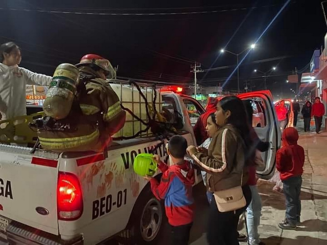 GRUPO DE RESCATE OMEGA REGALAN DULCES EN NOCHE DE “HALLOWEEN”