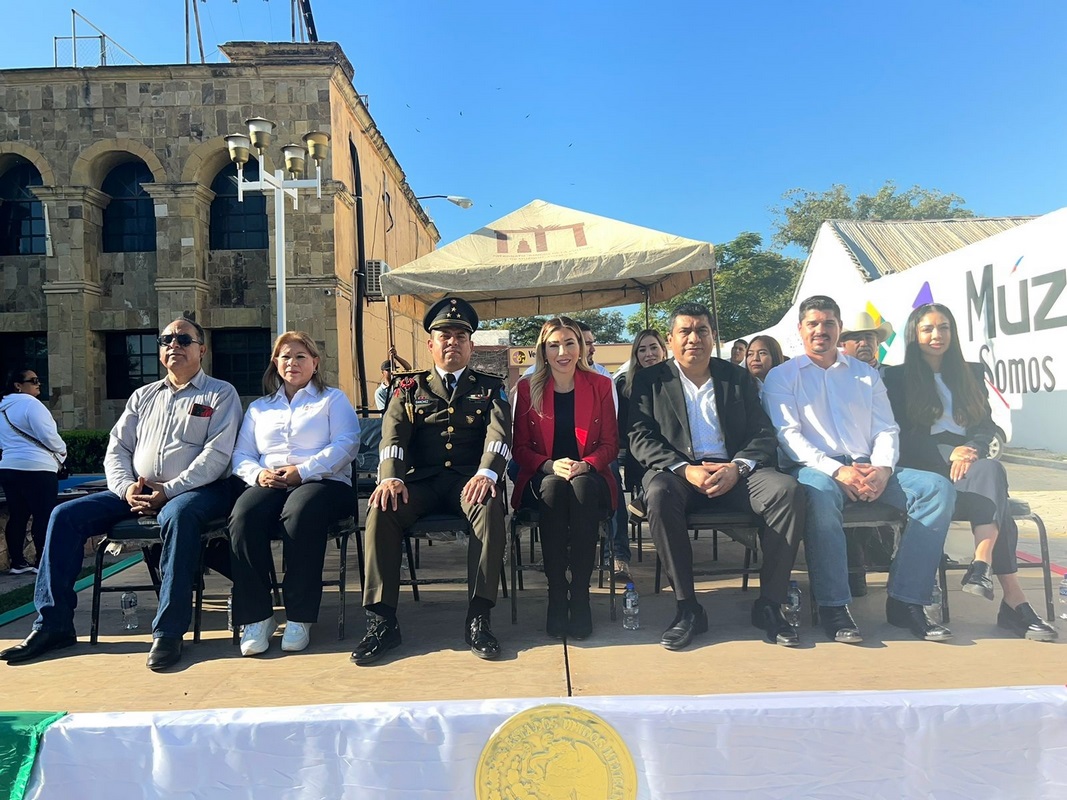 VIVEN Y DRISFUTAN FAMILIAS TRADICIONAL DEFILE REVOLUCIONARIO 2023 EN MÚZQUIZ