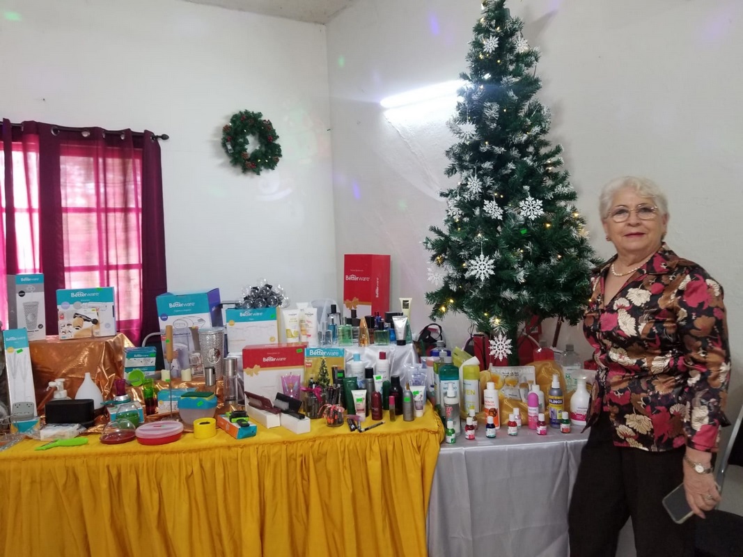 Bazar navideño en Caballeros de Colón impulsa a emprendedoras