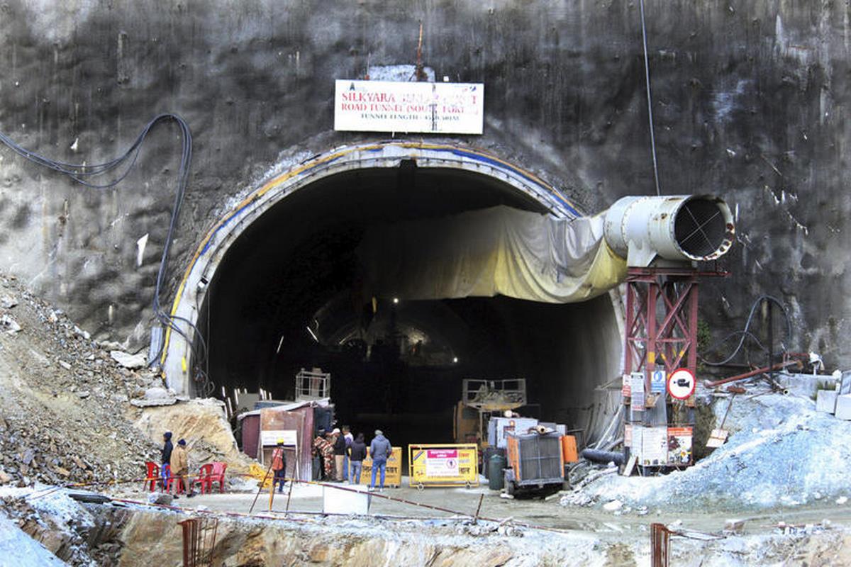 India: Perforadora avanza en túnel derrumbado donde están atrapados 40 trabajadores