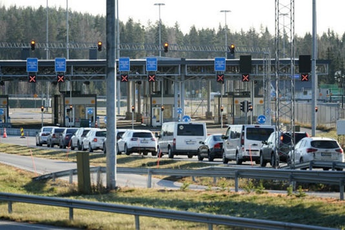 Finlandia cierra cruces fronterizos con Rusia; migrantes esperan