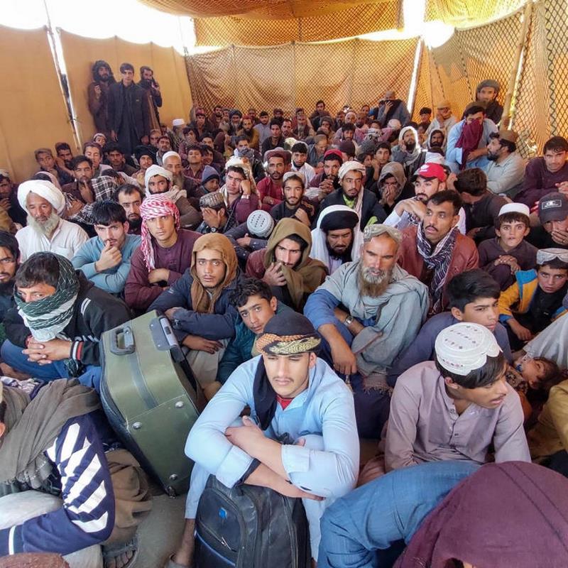 Miles de afganos buscan salir del país horas antes de cumplirse el ultimátum para indocumentados