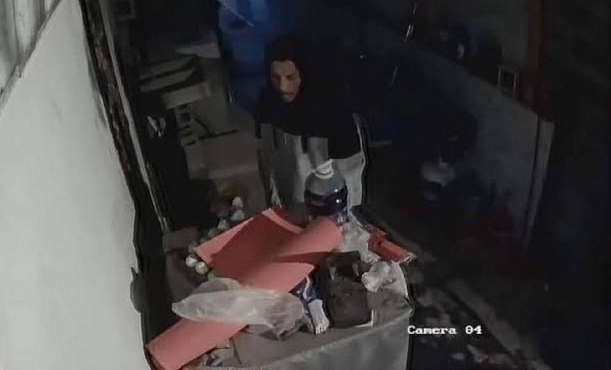 NI LA LLUVIA PARA A LADRON; SE ROBA ASADOR Y UNA MECEDORA