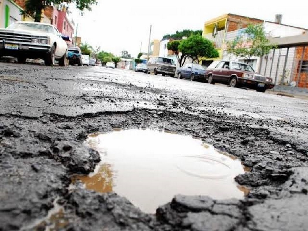 Aparecen baches por las lluvias, tome precauciones