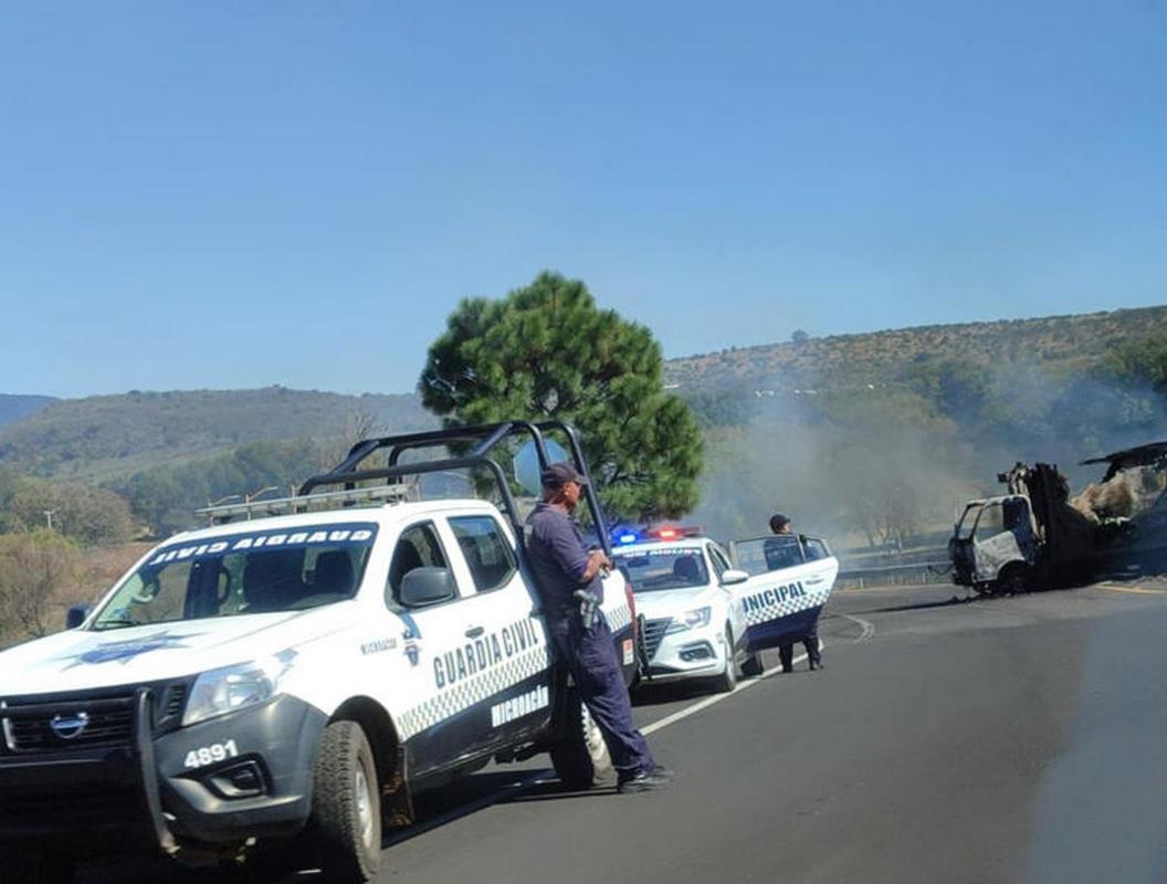 Por segundo día consecutivo queman camiones de carga en autopista de Michoacán